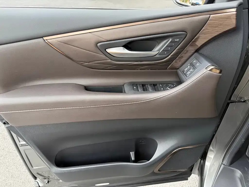 Toyota Vellfire — фото 6