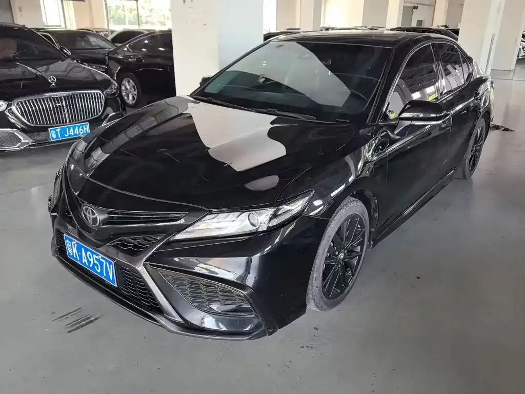 Toyota Camry — фото 1