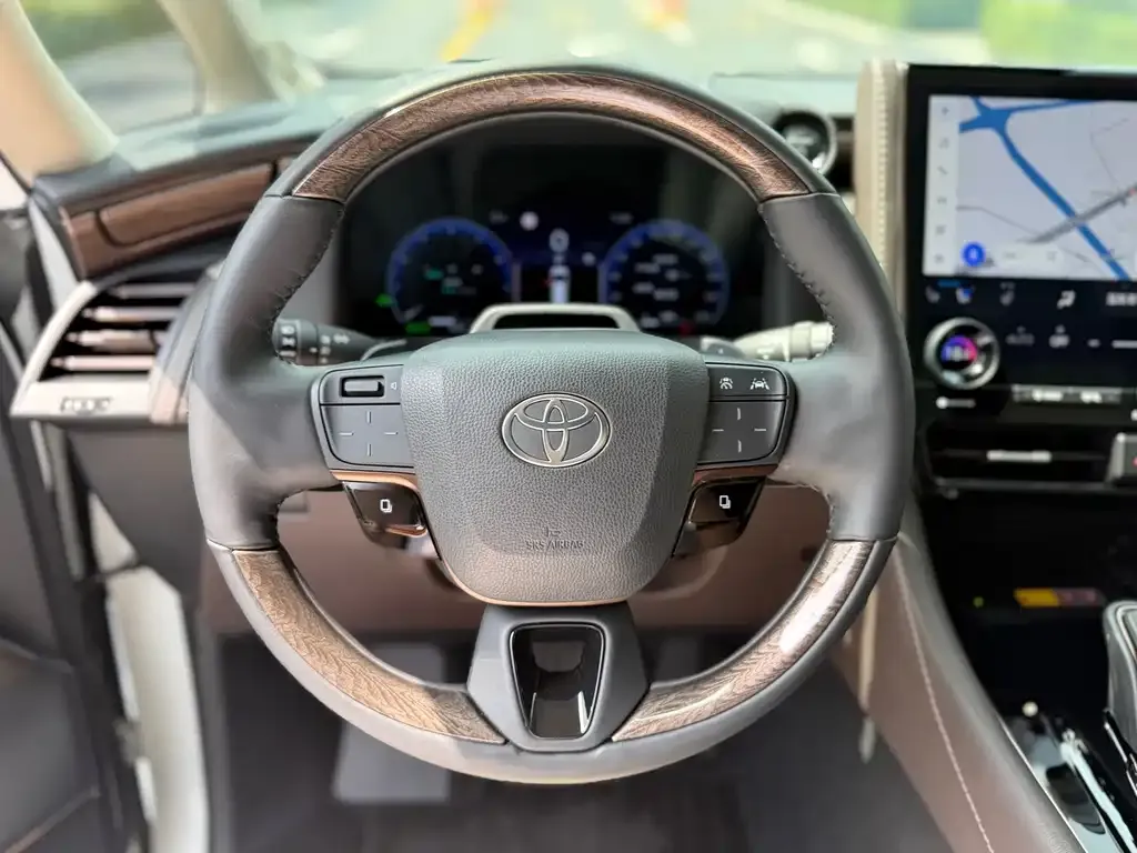 Toyota Alphard — фото 4