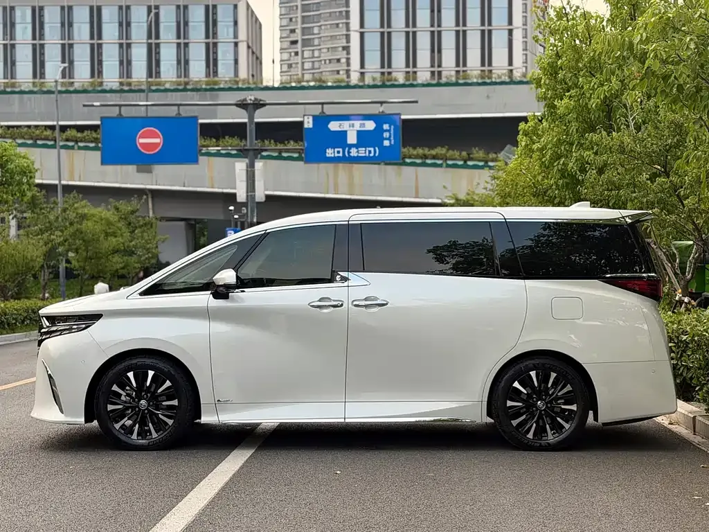 Toyota Alphard — фото 7