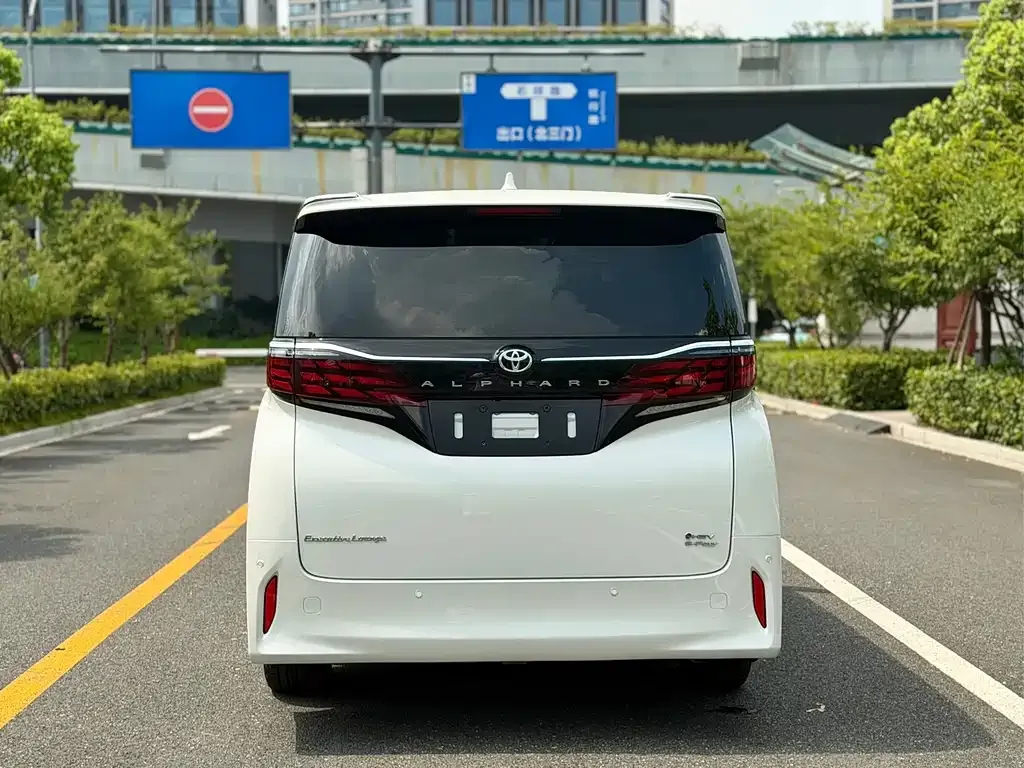 Toyota Alphard — фото 3