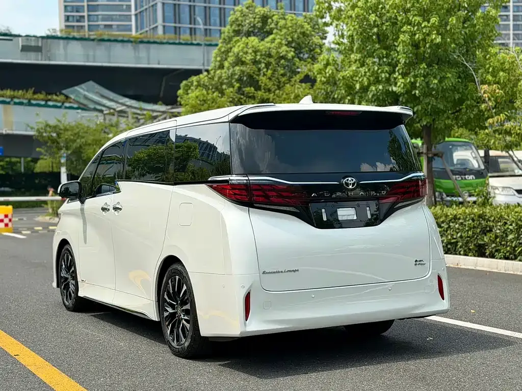 Toyota Alphard — фото 5
