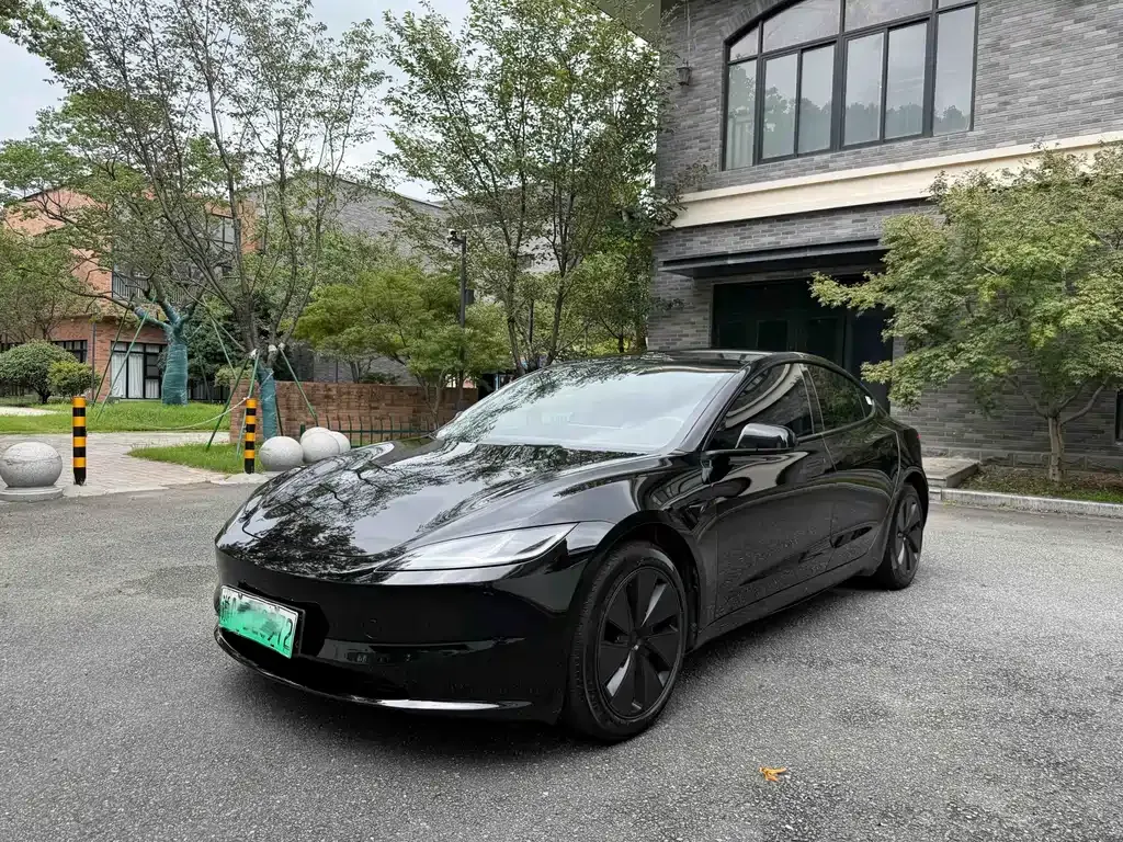 Tesla Model 3 — фото 1