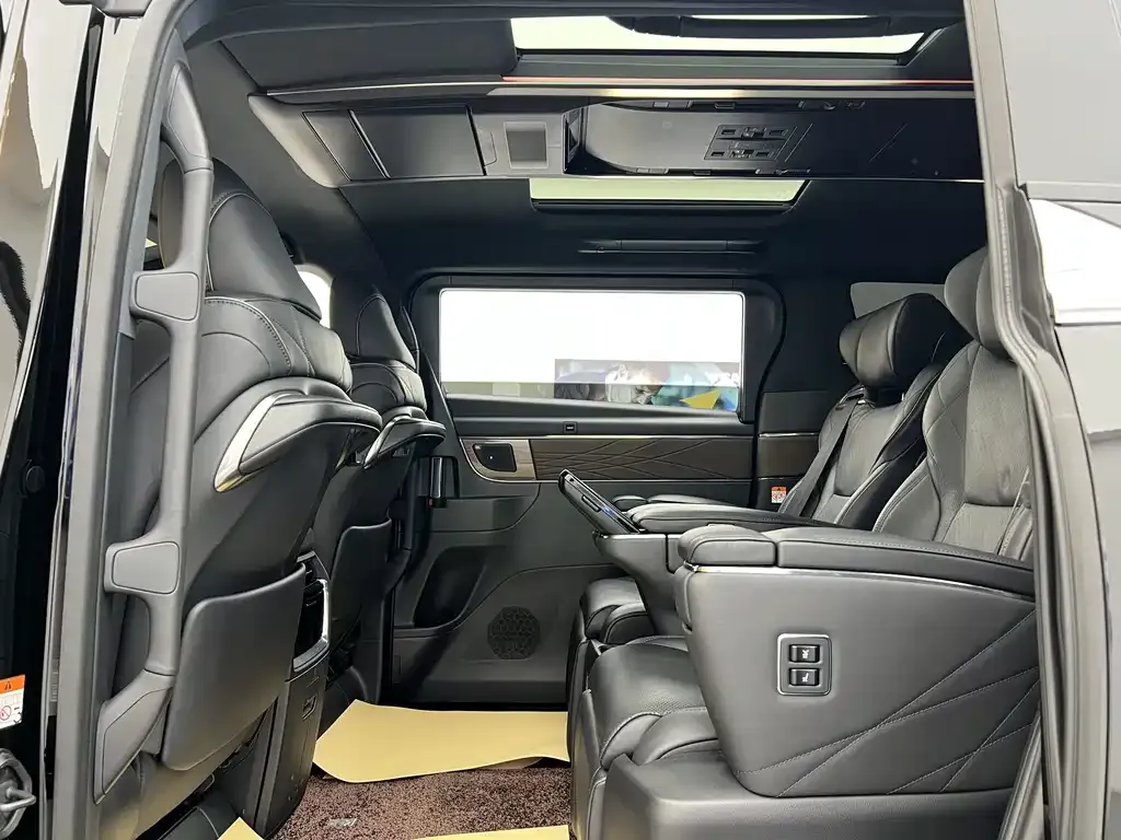 Toyota Alphard — фото 9