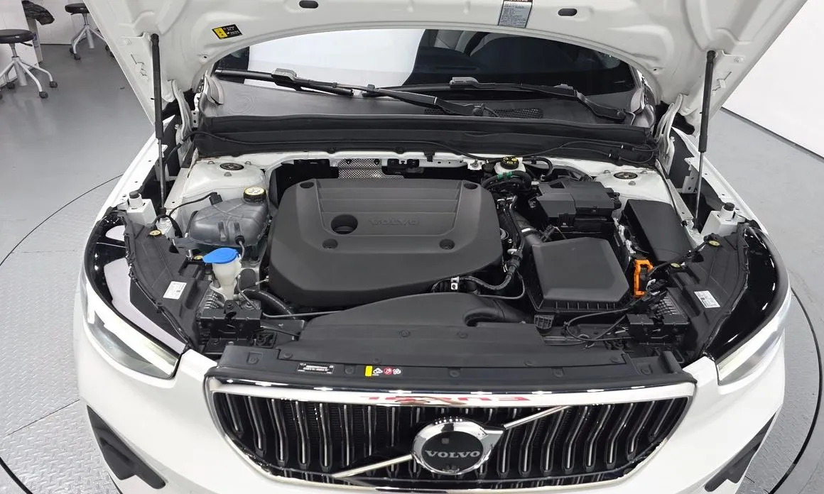 Volvo XC40 — фото 10