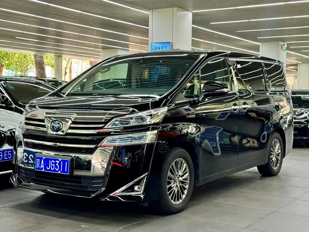 Toyota Vellfire — фото 1