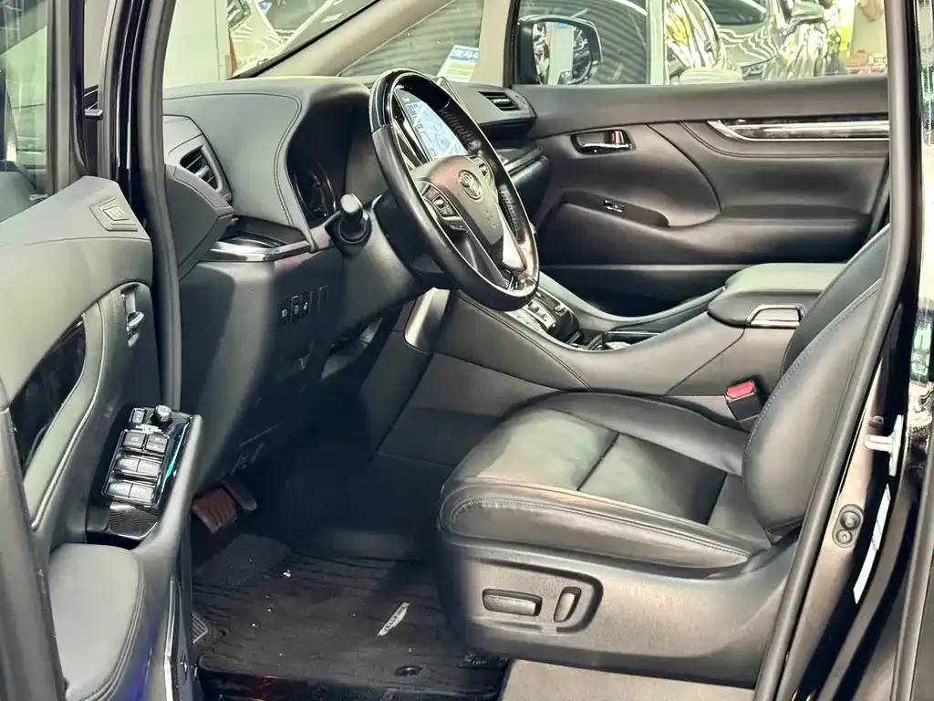 Toyota Vellfire — фото 2