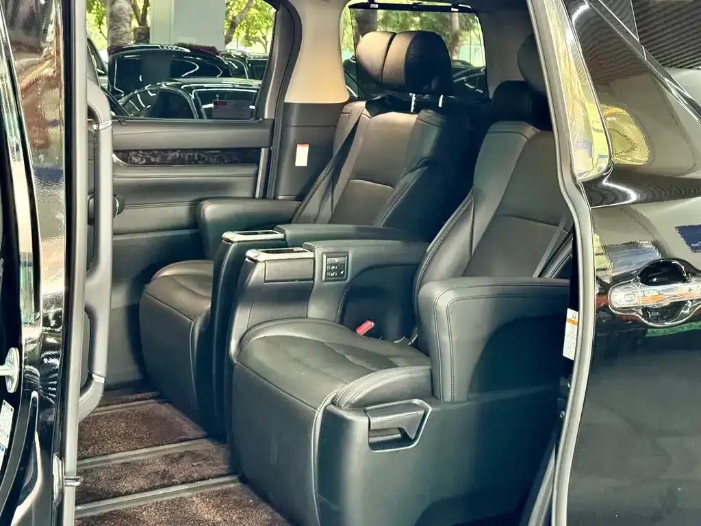 Toyota Vellfire — фото 7