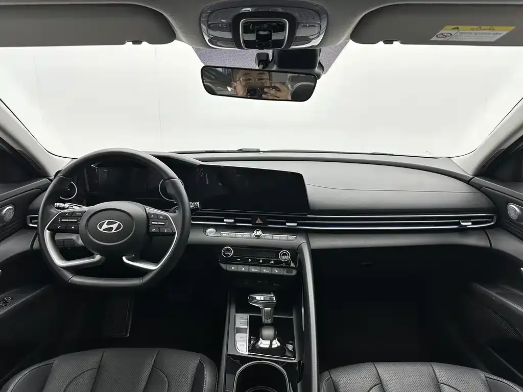 Hyundai Elantra — фото 7