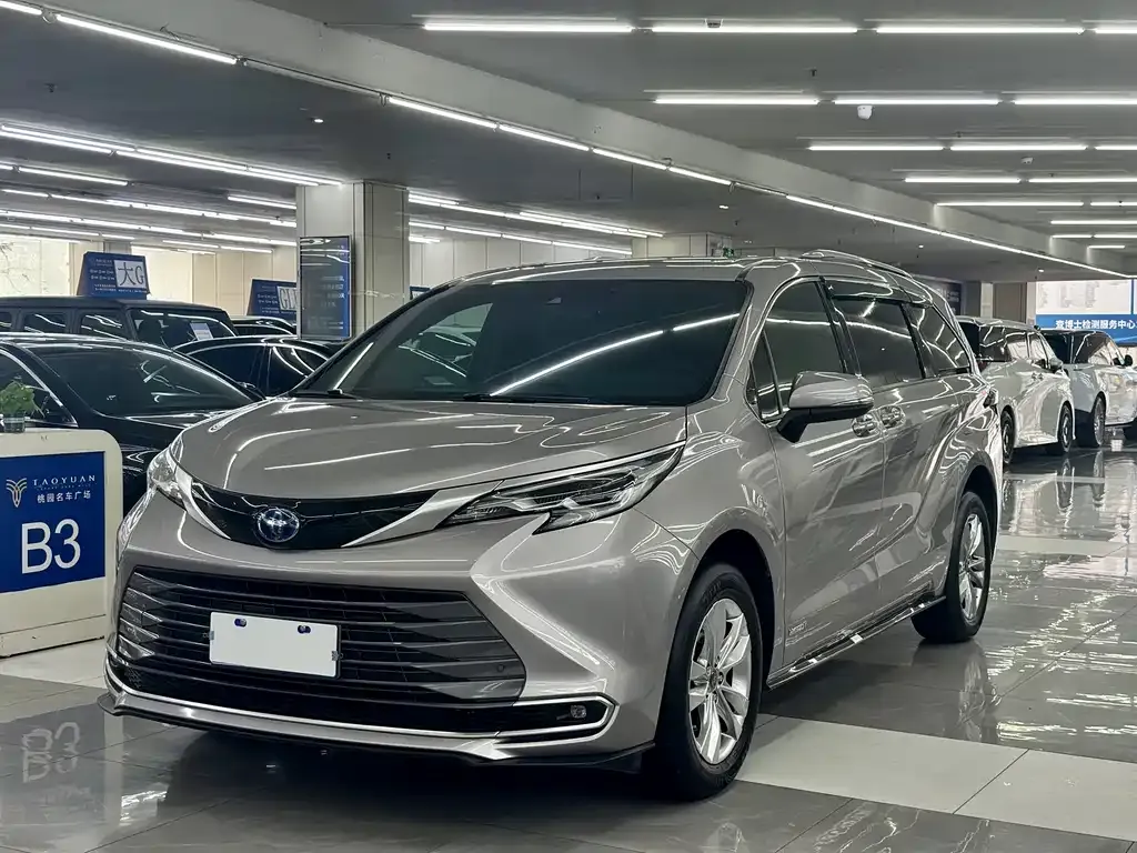 Toyota Sienna — фото 1