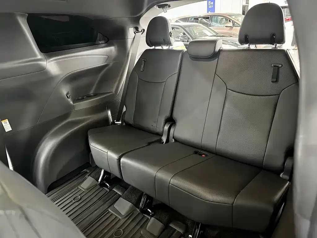 Toyota Sienna — фото 3