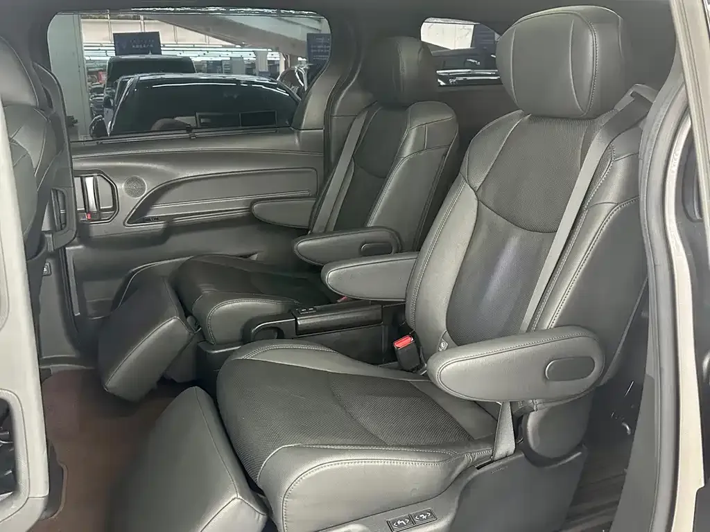 Toyota Sienna — фото 10