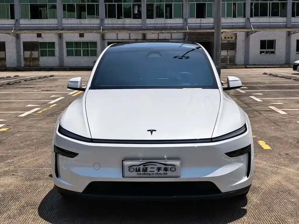 Tesla Model Y L — фото 10