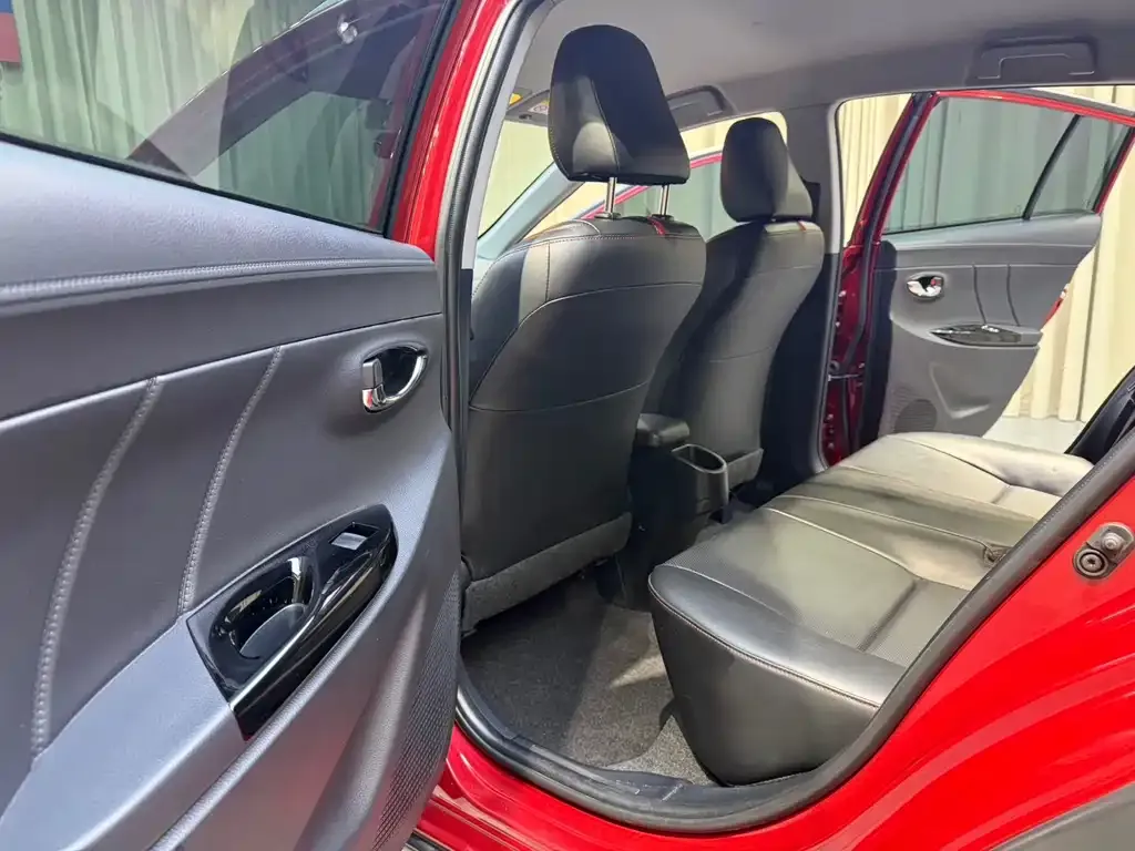 Toyota Yaris L — фото 7