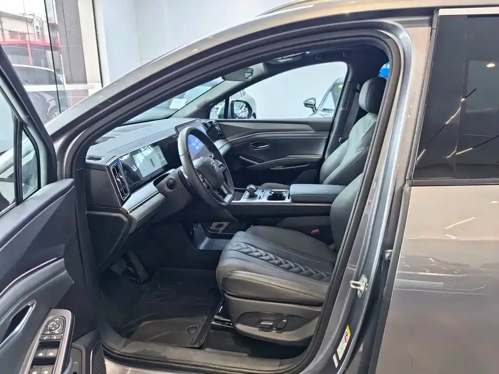 BYD L DM-i — фото 3