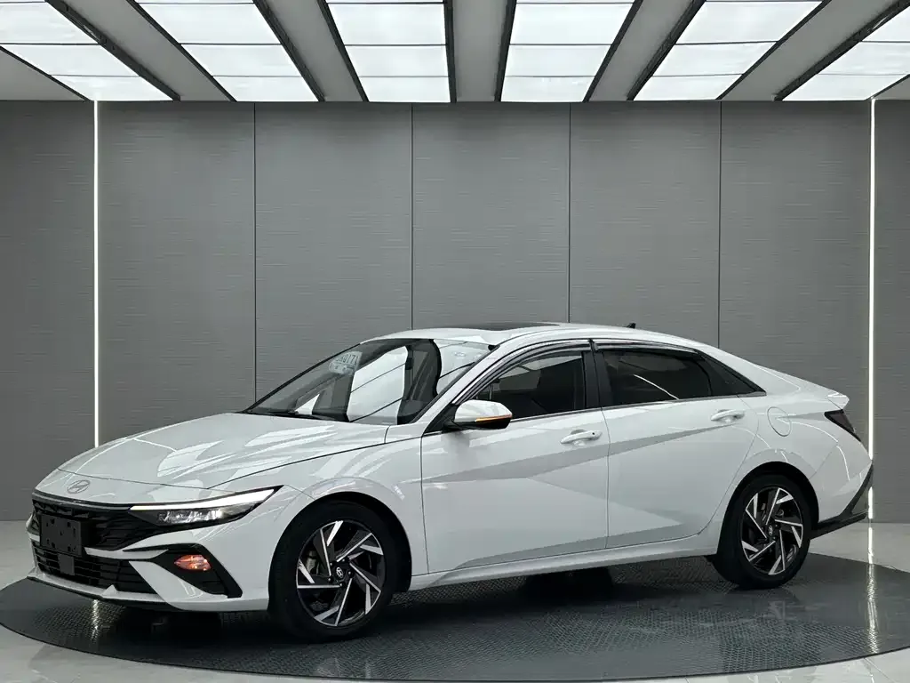 Hyundai Elantra — фото 1