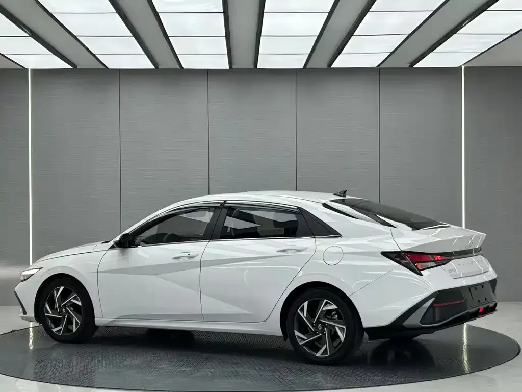 Hyundai Elantra — фото 5