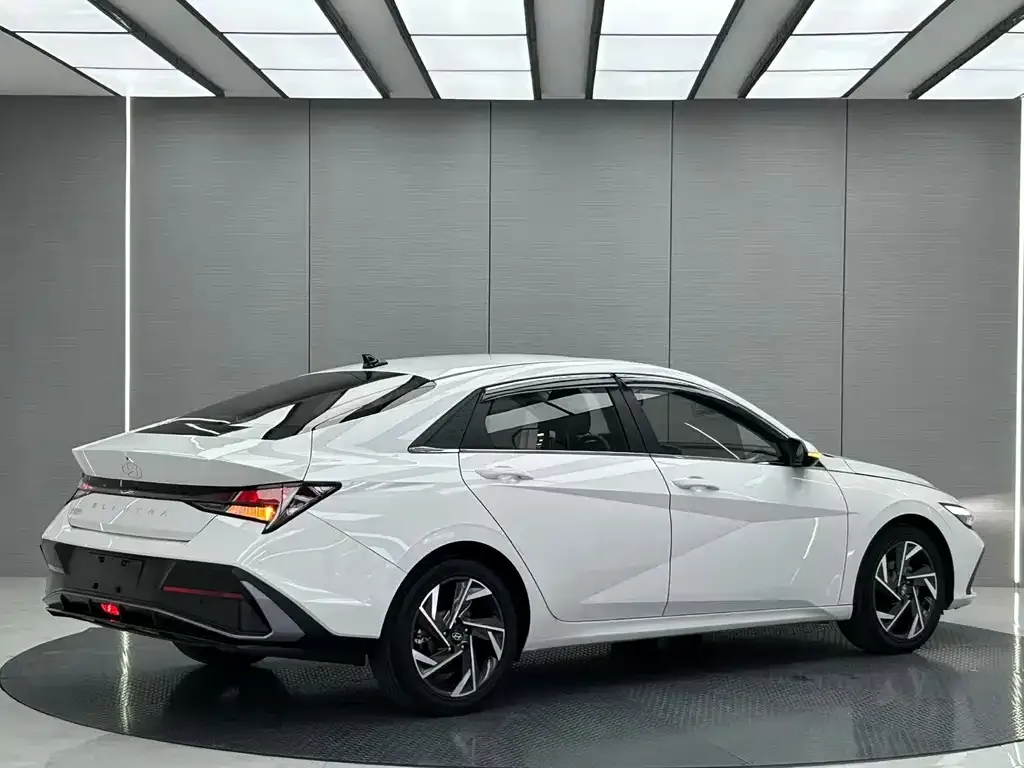 Hyundai Elantra — фото 3