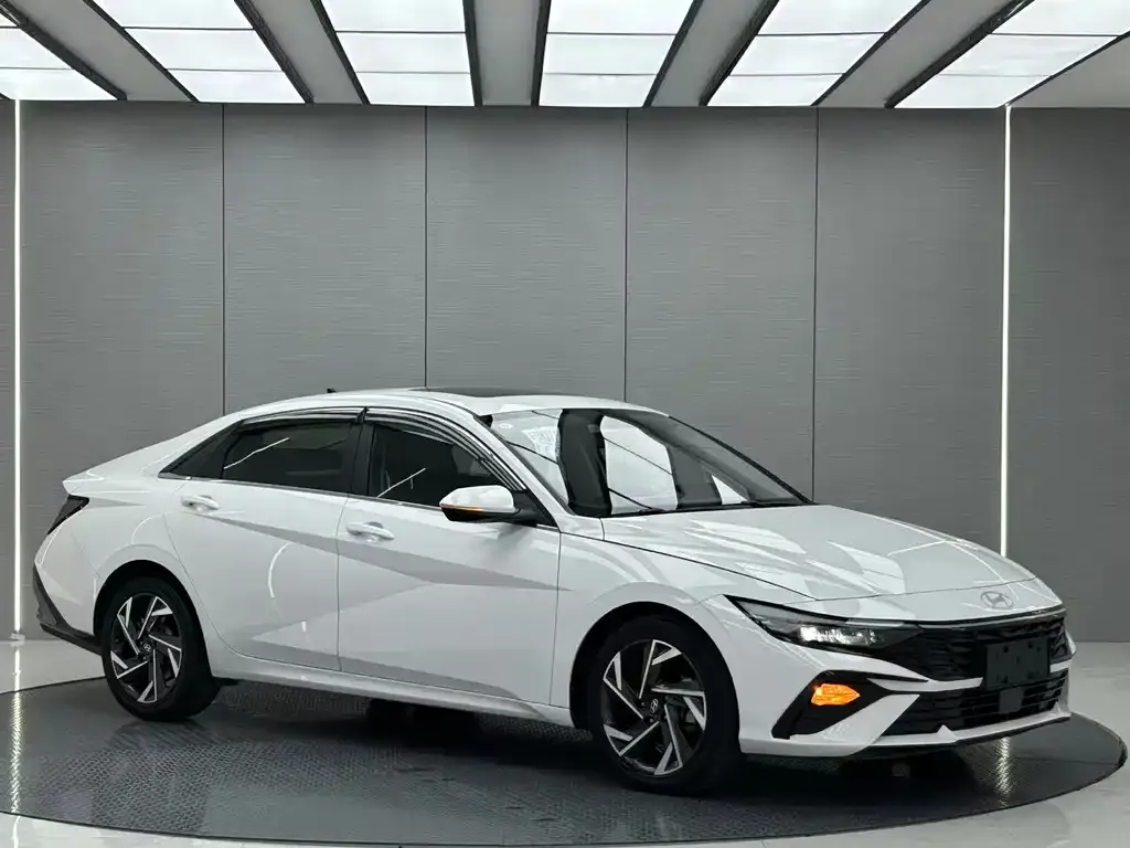 Hyundai Elantra — фото 8