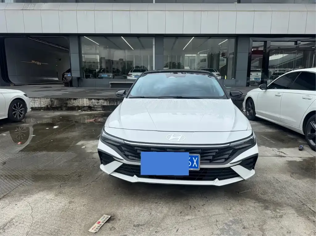 Hyundai Elantra — фото 1