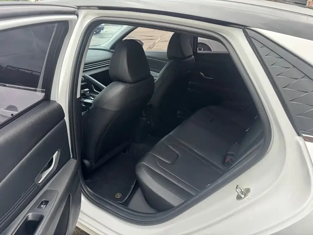 Hyundai Elantra — фото 4