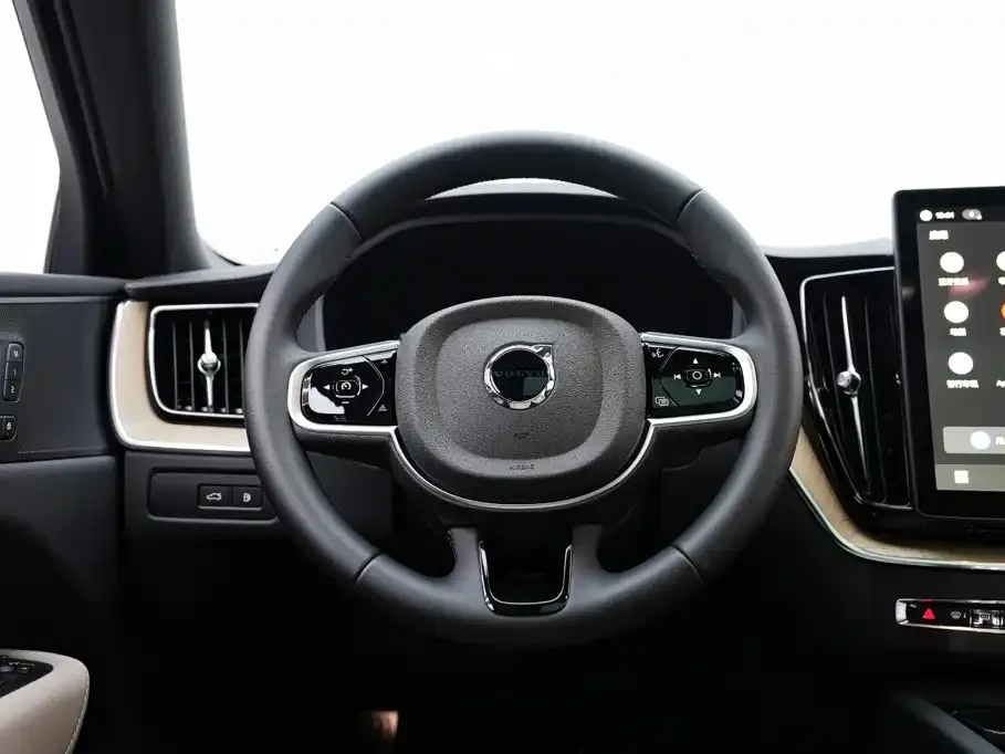 Volvo XC60 PHEV — фото 9