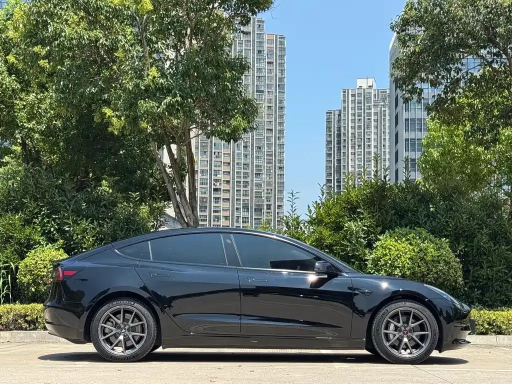 Tesla Model 3 — фото 5