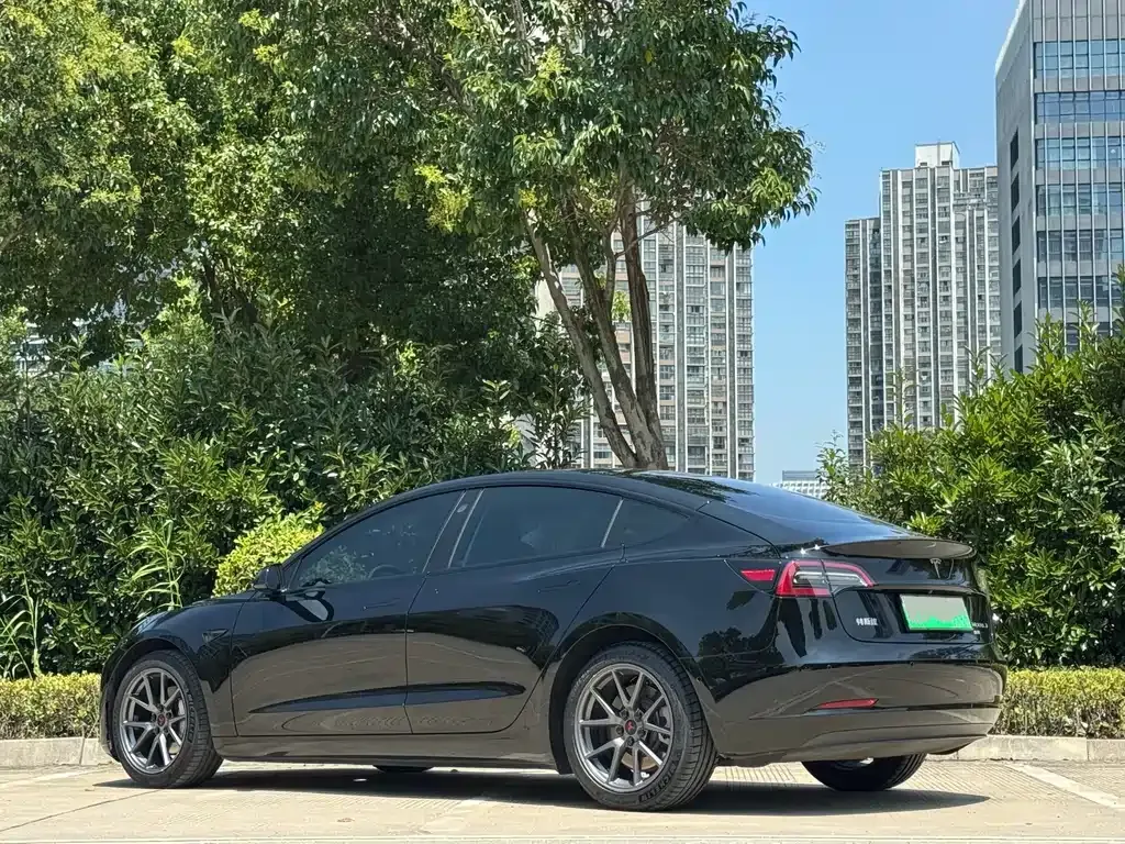Tesla Model 3 — фото 10