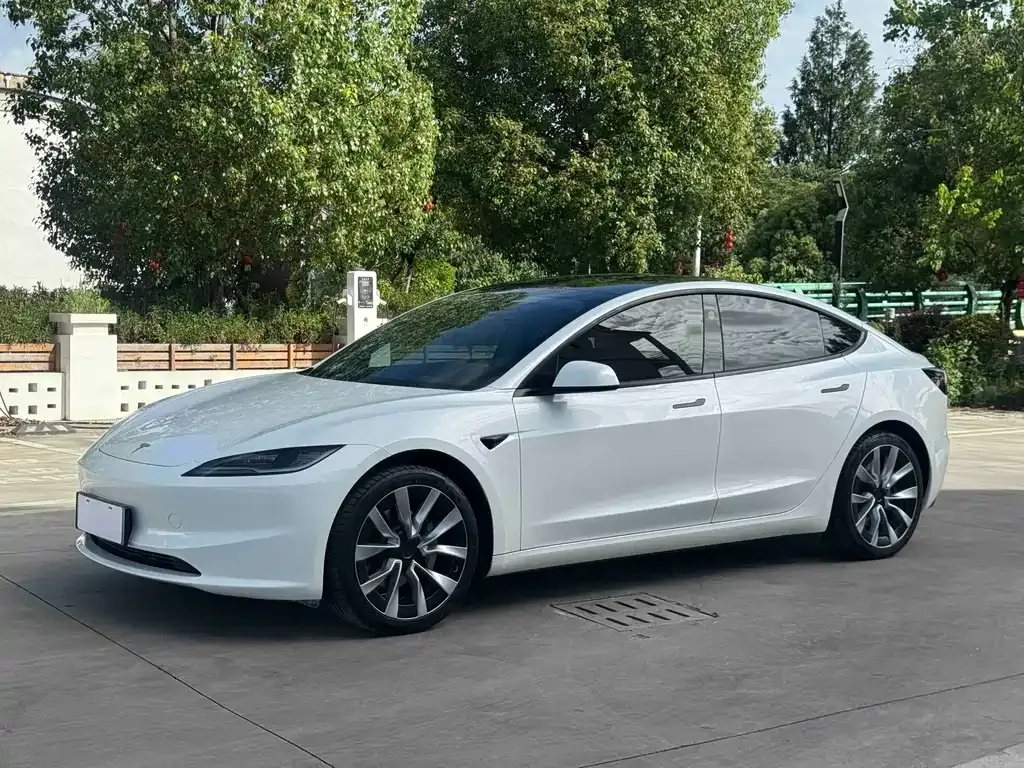 Tesla Model 3 — фото 1