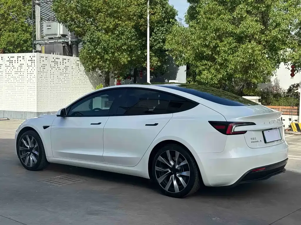 Tesla Model 3 — фото 10