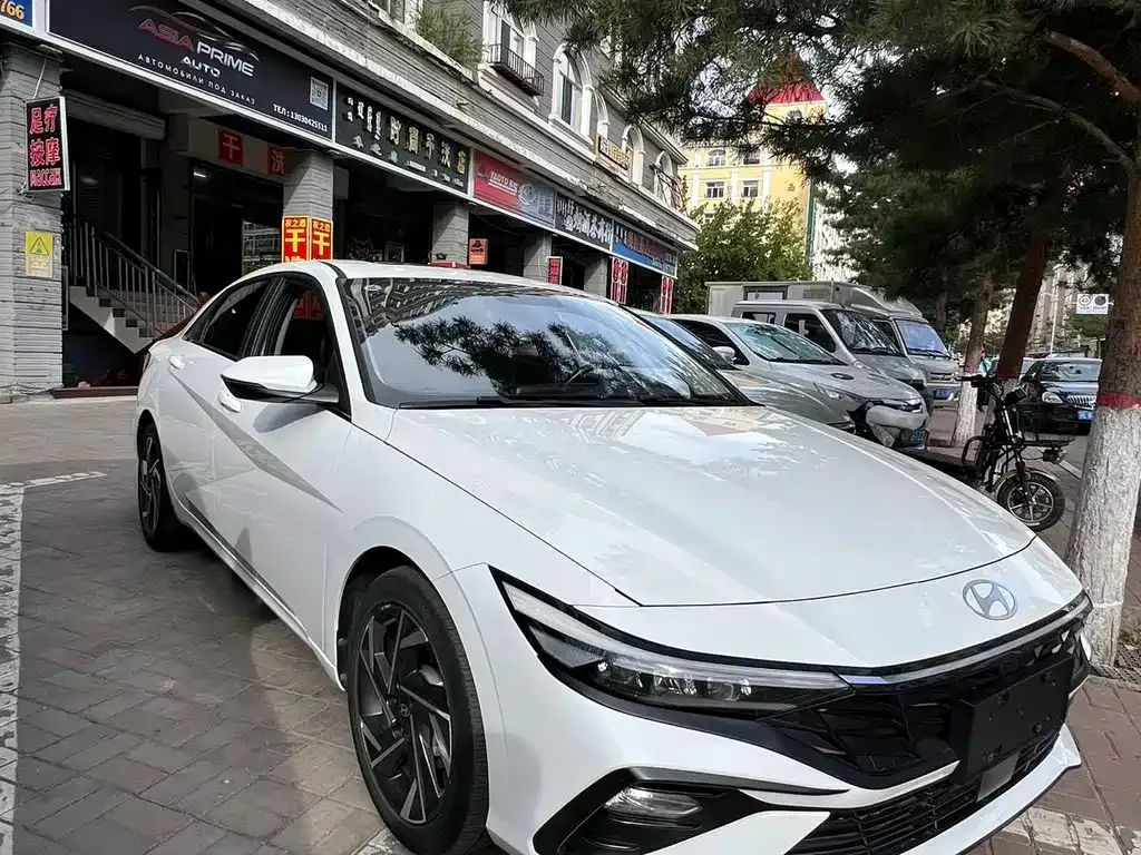 Hyundai Elantra — фото 1