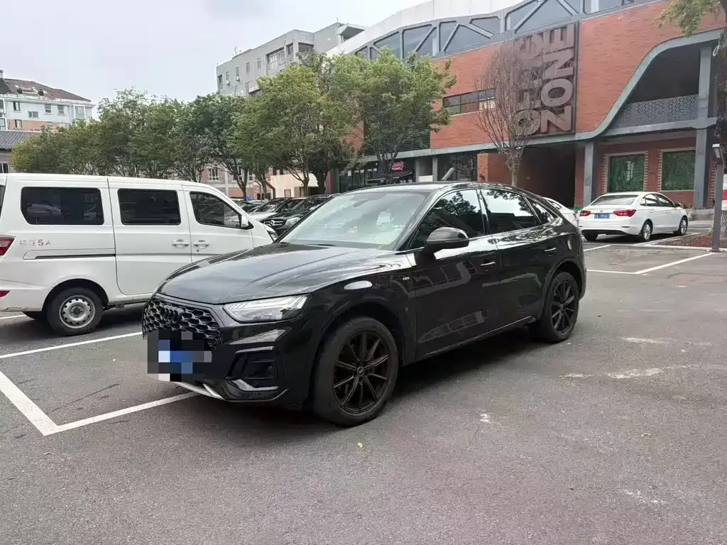 Audi Q5L Sportback — фото 1