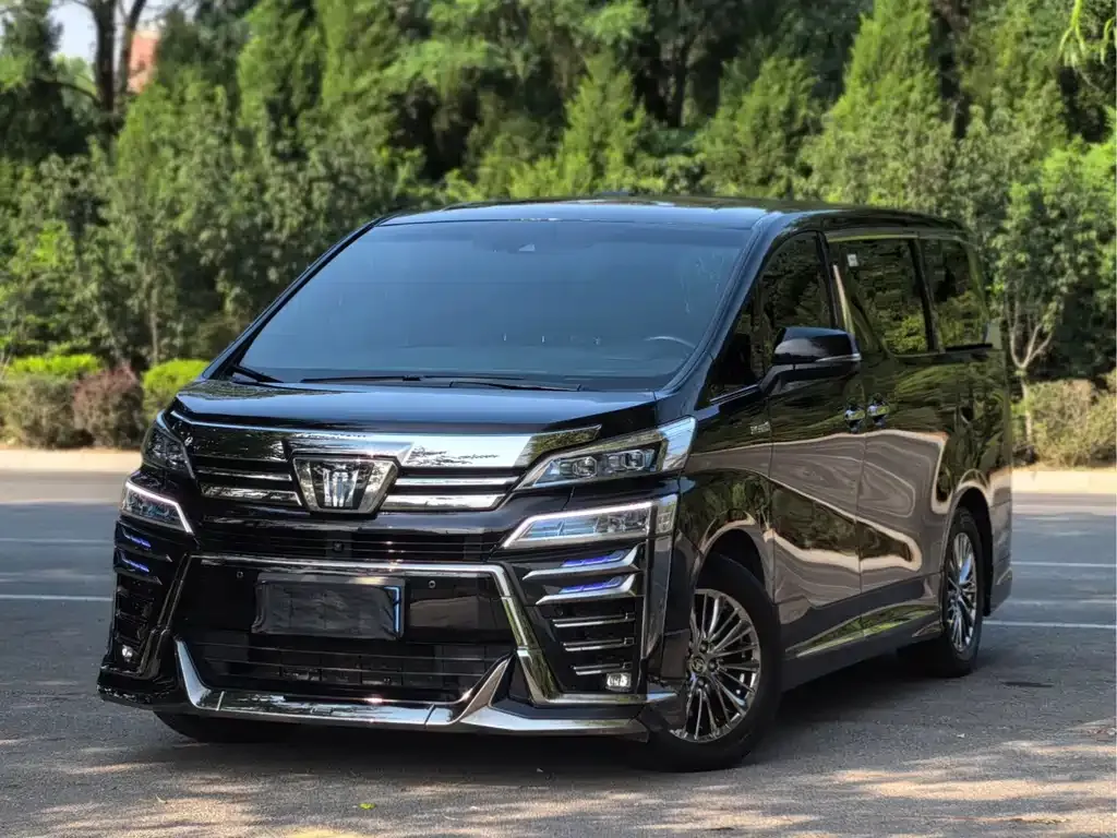 Toyota Vellfire — фото 1