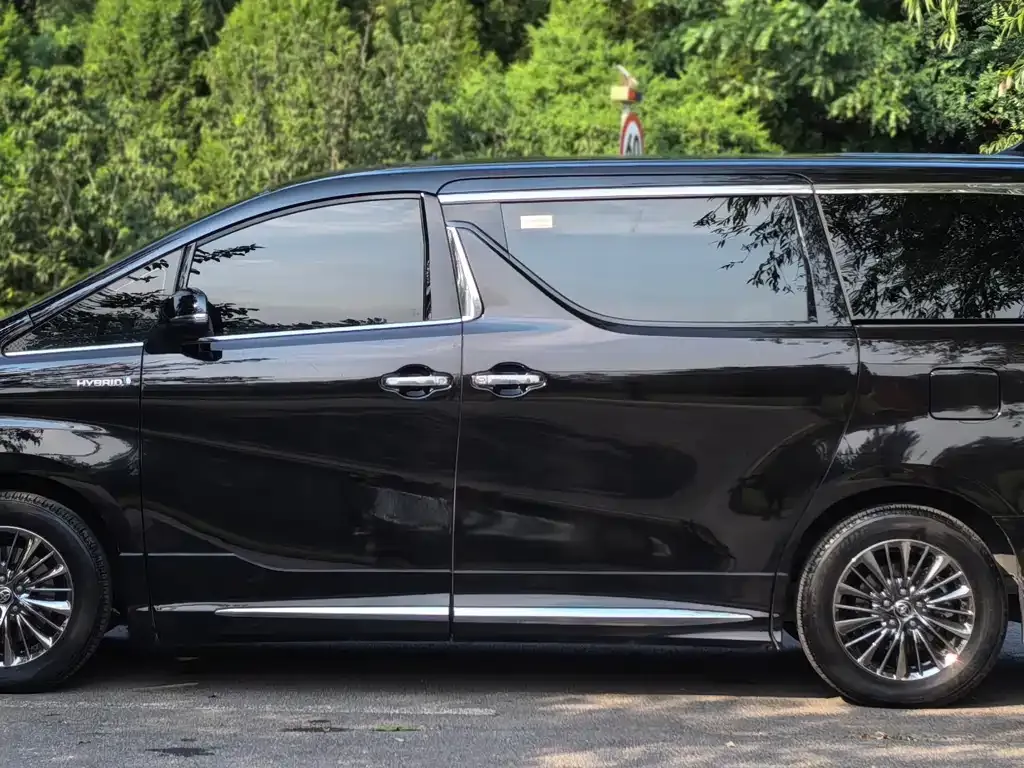 Toyota Vellfire — фото 2