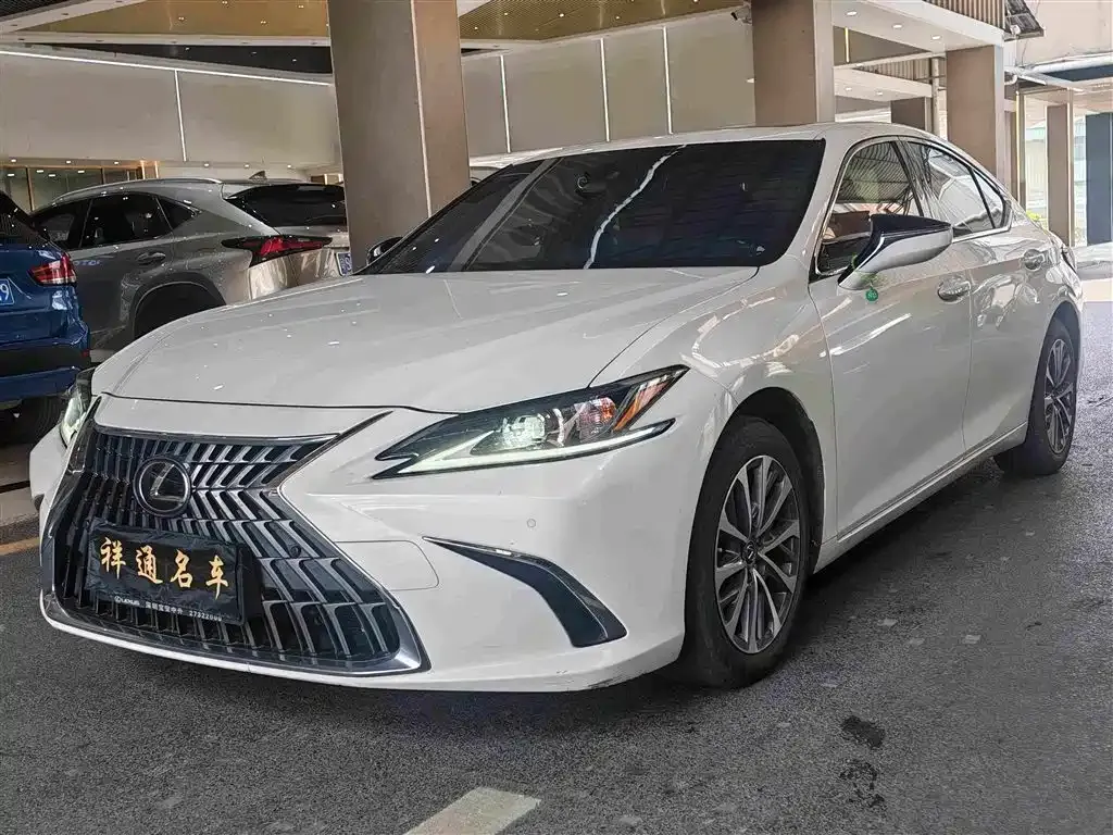 Lexus ES — фото 1