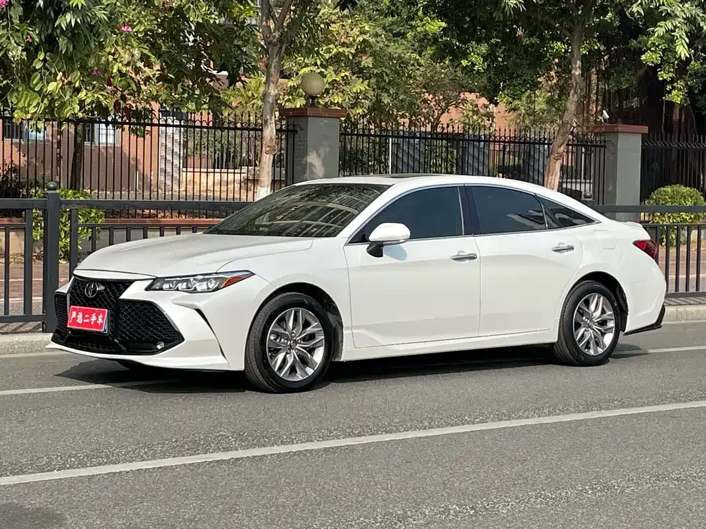 Toyota Avalon — фото 1
