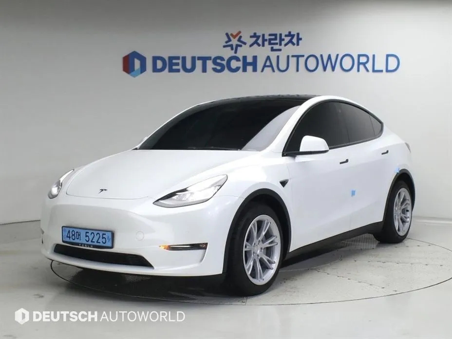 Tesla Model Y — фото 1