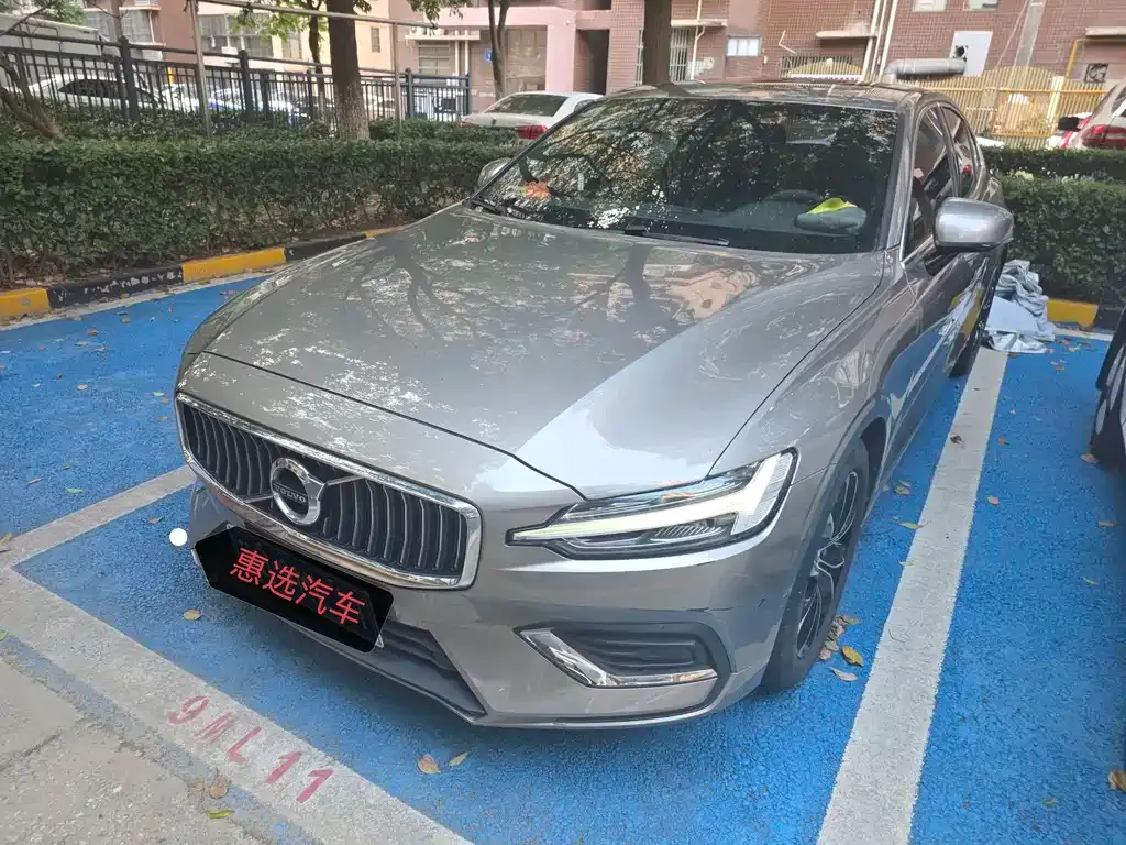 Volvo S60 — фото 1