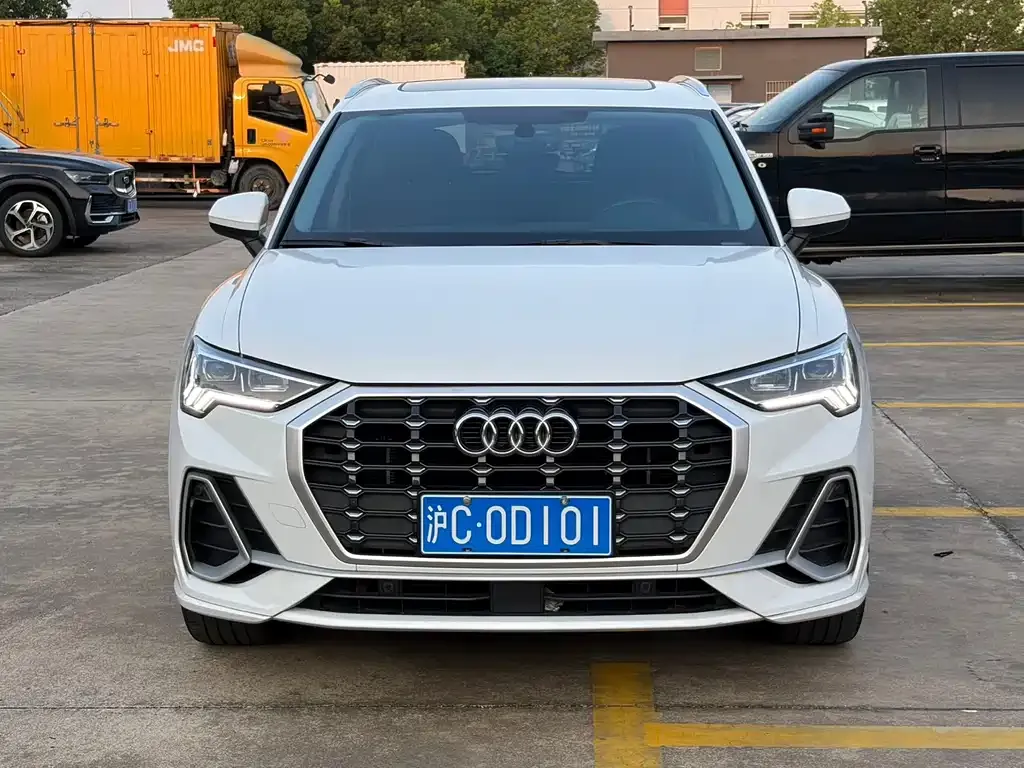 Audi Q3 — фото 1