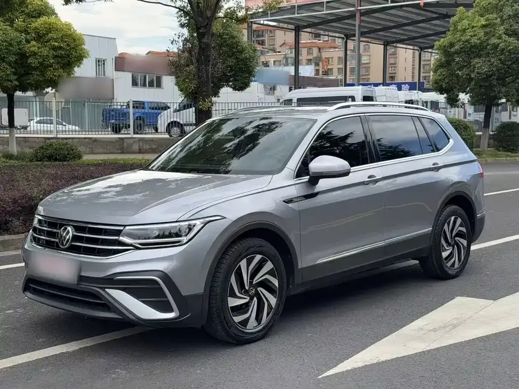 Volkswagen Tiguan L — фото 1