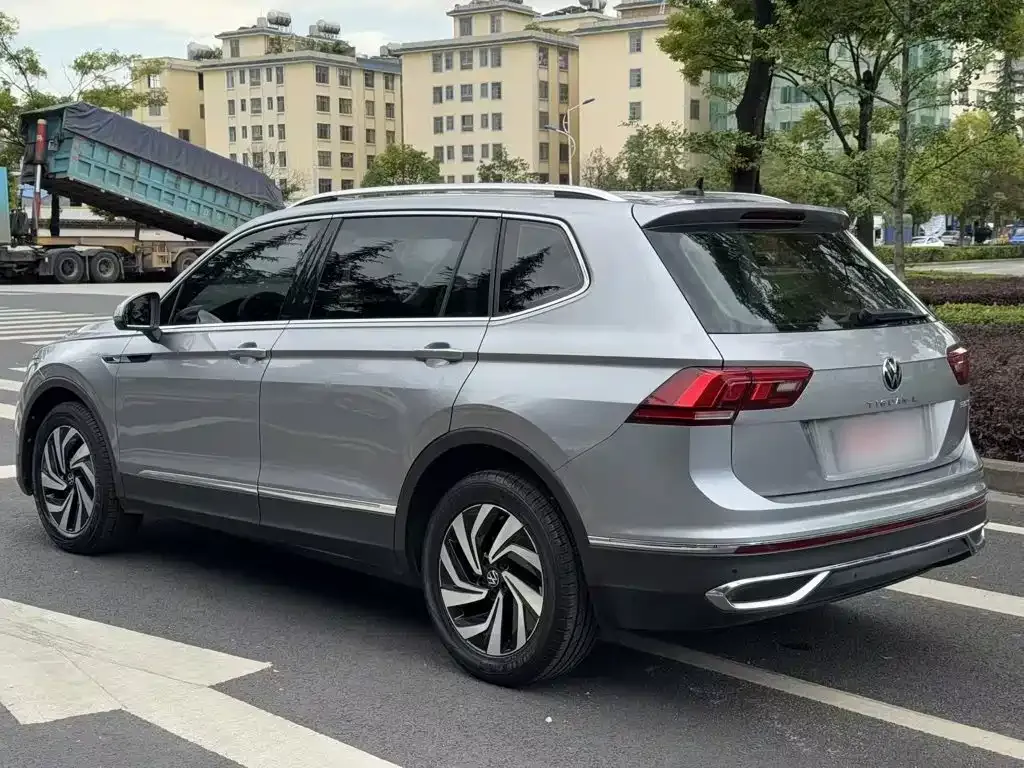 Volkswagen Tiguan L — фото 9