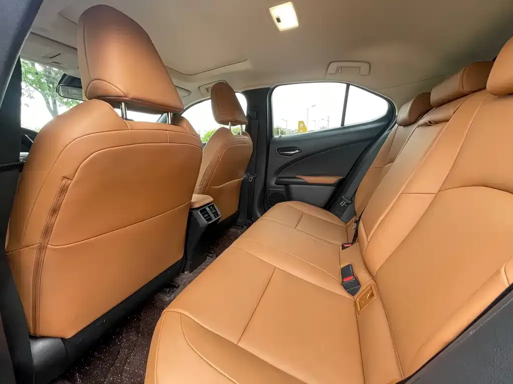 Lexus UX — фото 4