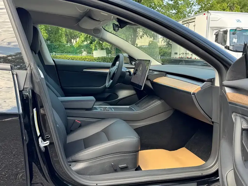 Tesla Model 3 — фото 5
