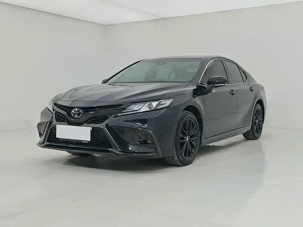 Toyota Camry — фото 1
