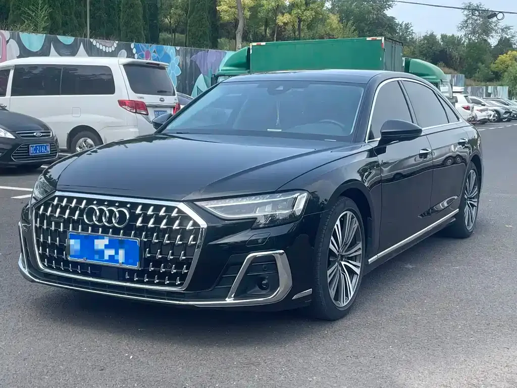 Audi A8 — фото 1