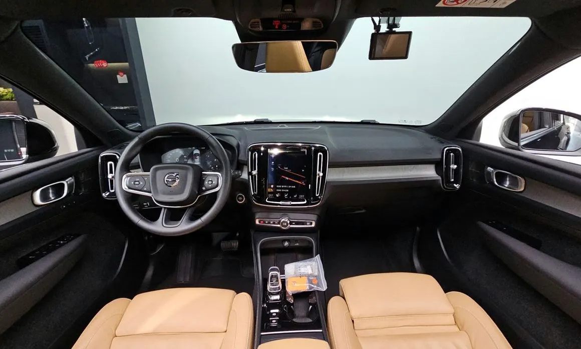 Volvo XC40 — фото 9