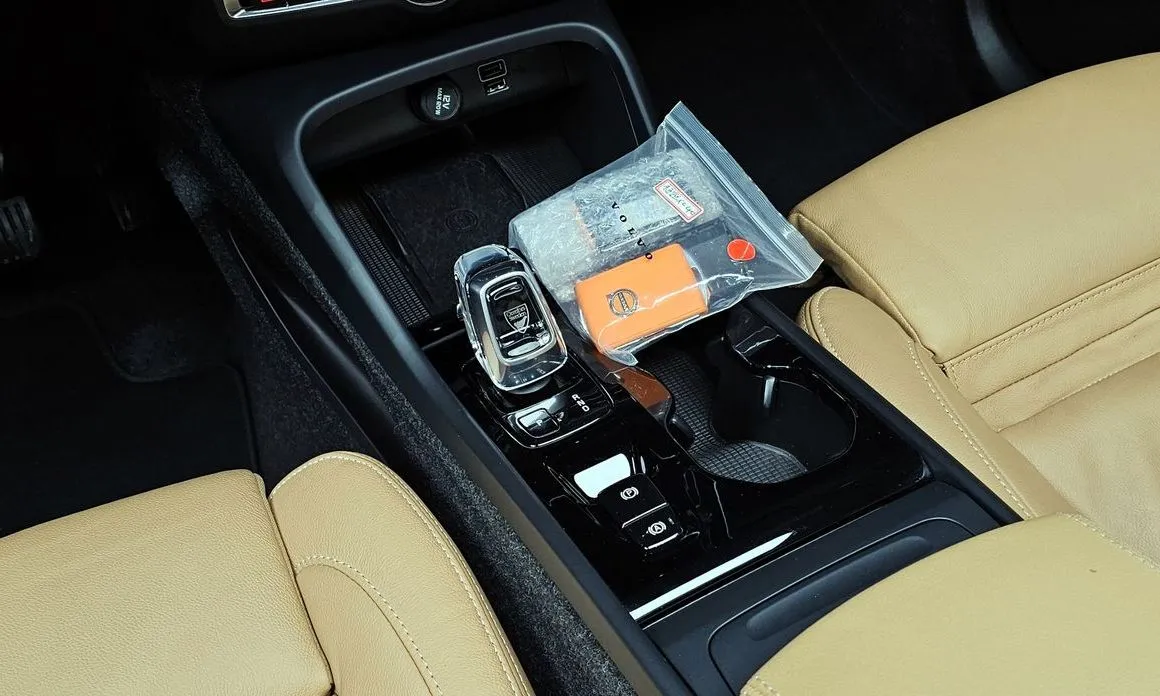Volvo XC40 — фото 10