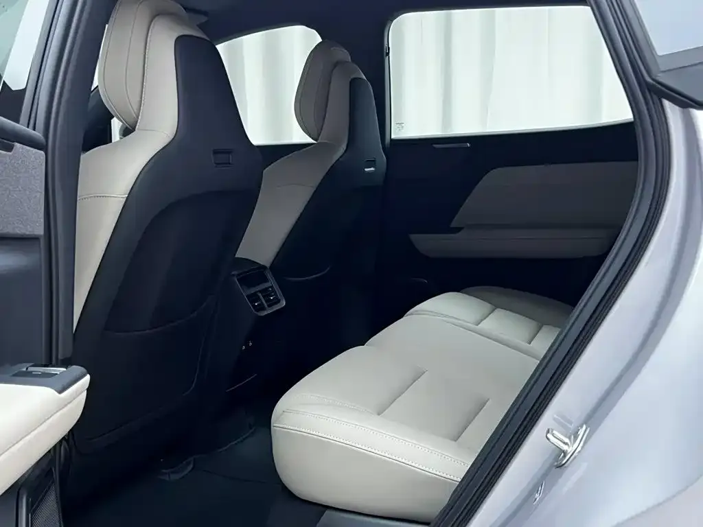 Volvo XC70 Plug-in Hybrid — фото 2