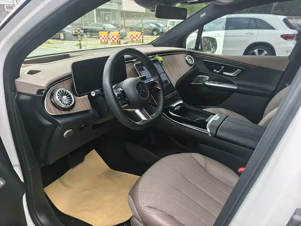 Mercedes-Benz EQE SUV — фото 10