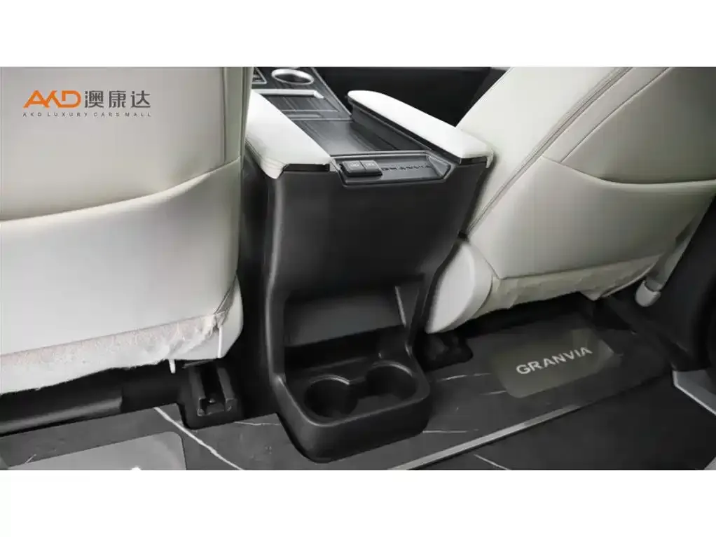 Toyota Granvia — фото 8